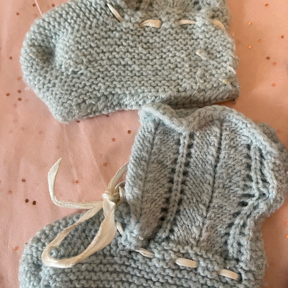 Vintage Baby Booties and Mittens Set with cute diaper pin too - Picture 6 of 6